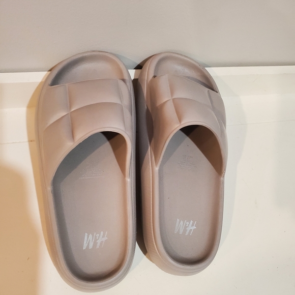 H&M gray pillow slides size 7 - Picture 2 of 3
